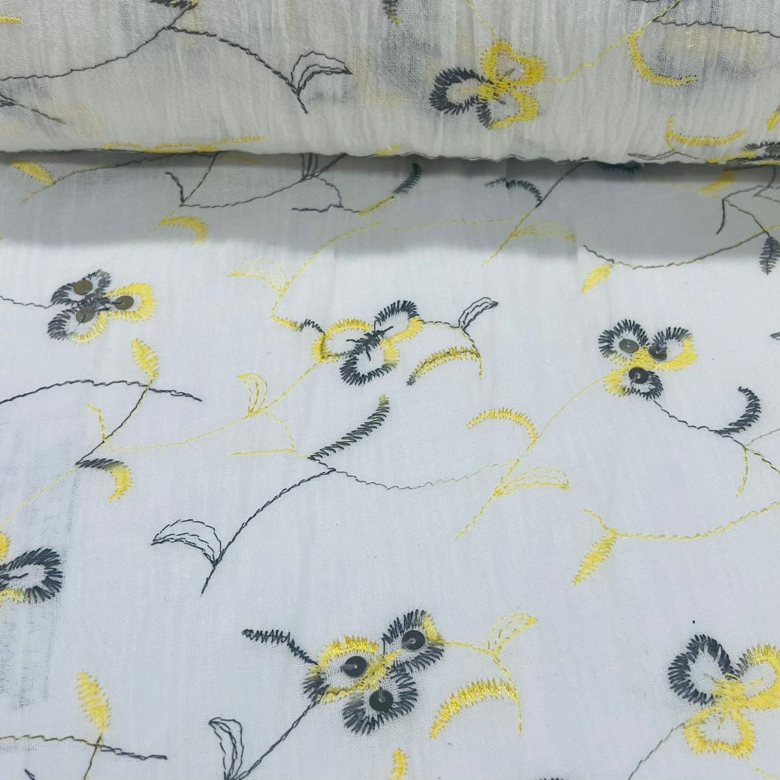 Crepe de Algodão Bordado Lis Branco com Amarelo