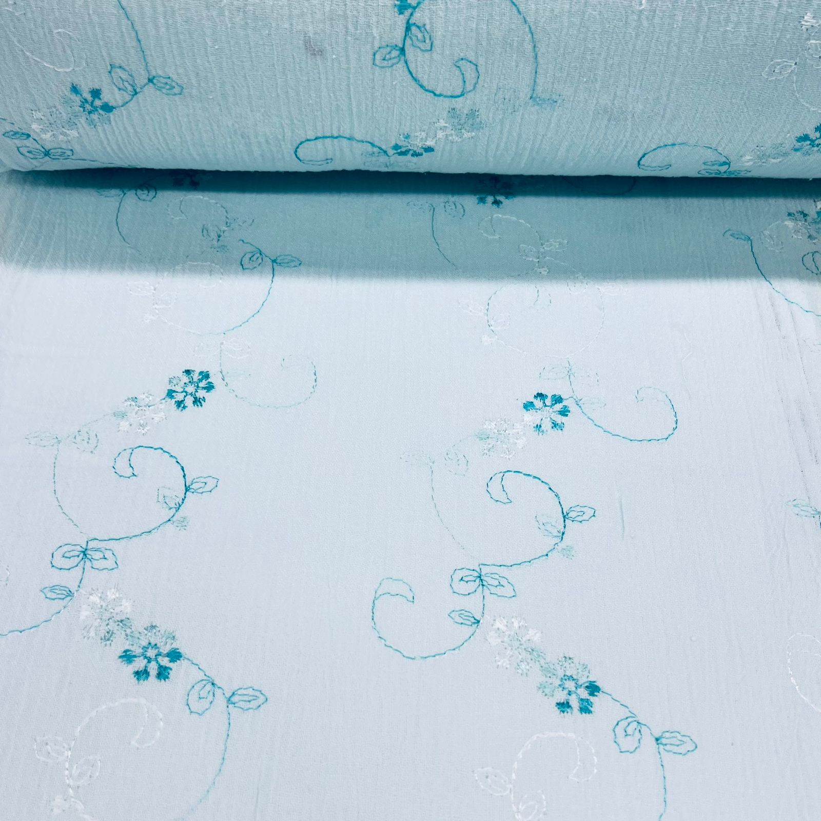 Crepe de Algodão Bordado Azul Céu e Branco Star  RRR
