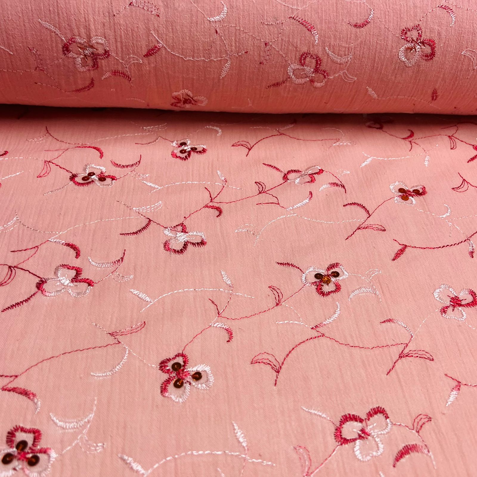 Crepe de Algodão Bordado Lis Coral APOCALIPSE