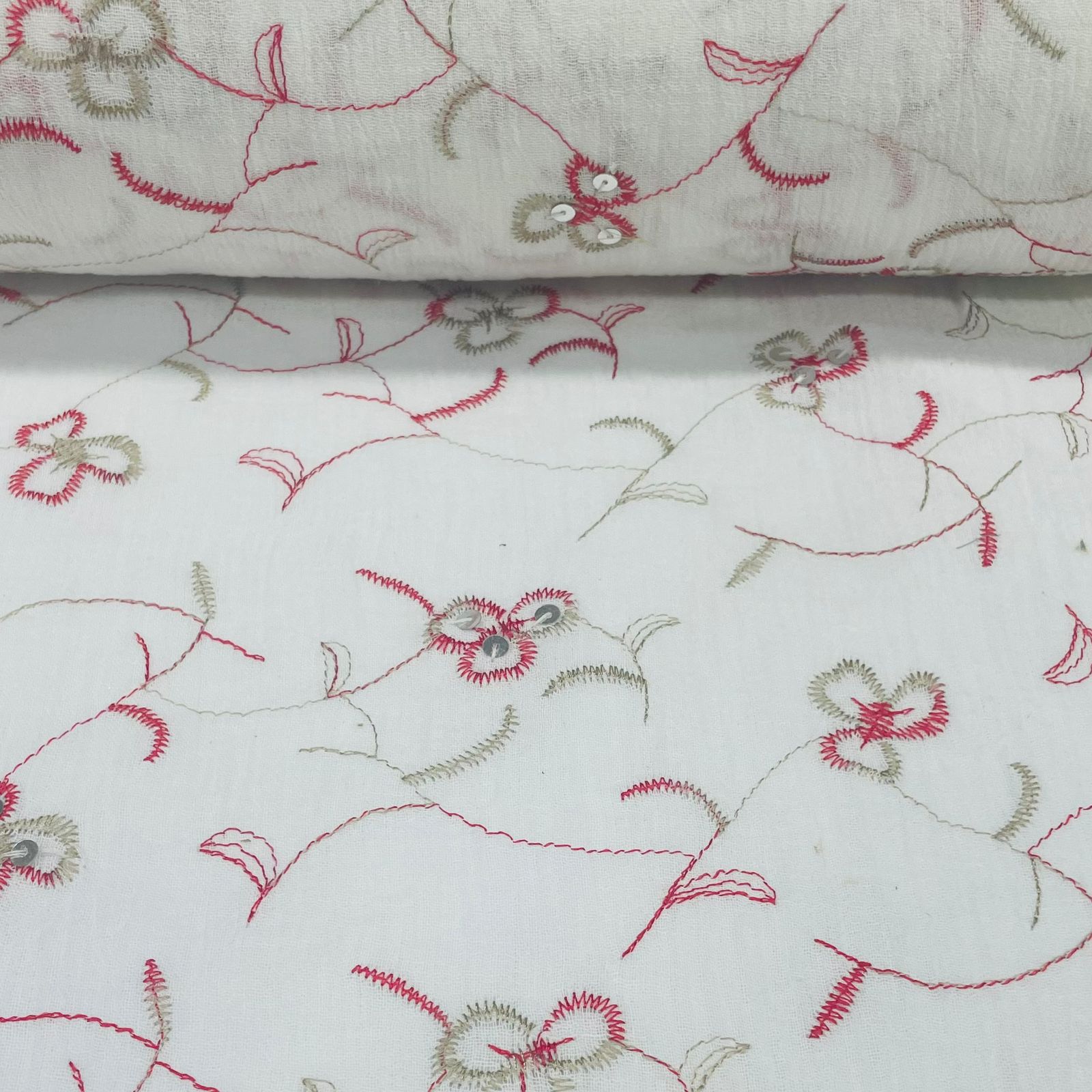 Crepe de Algodão Bordado Vermelho Lis DOMINGO