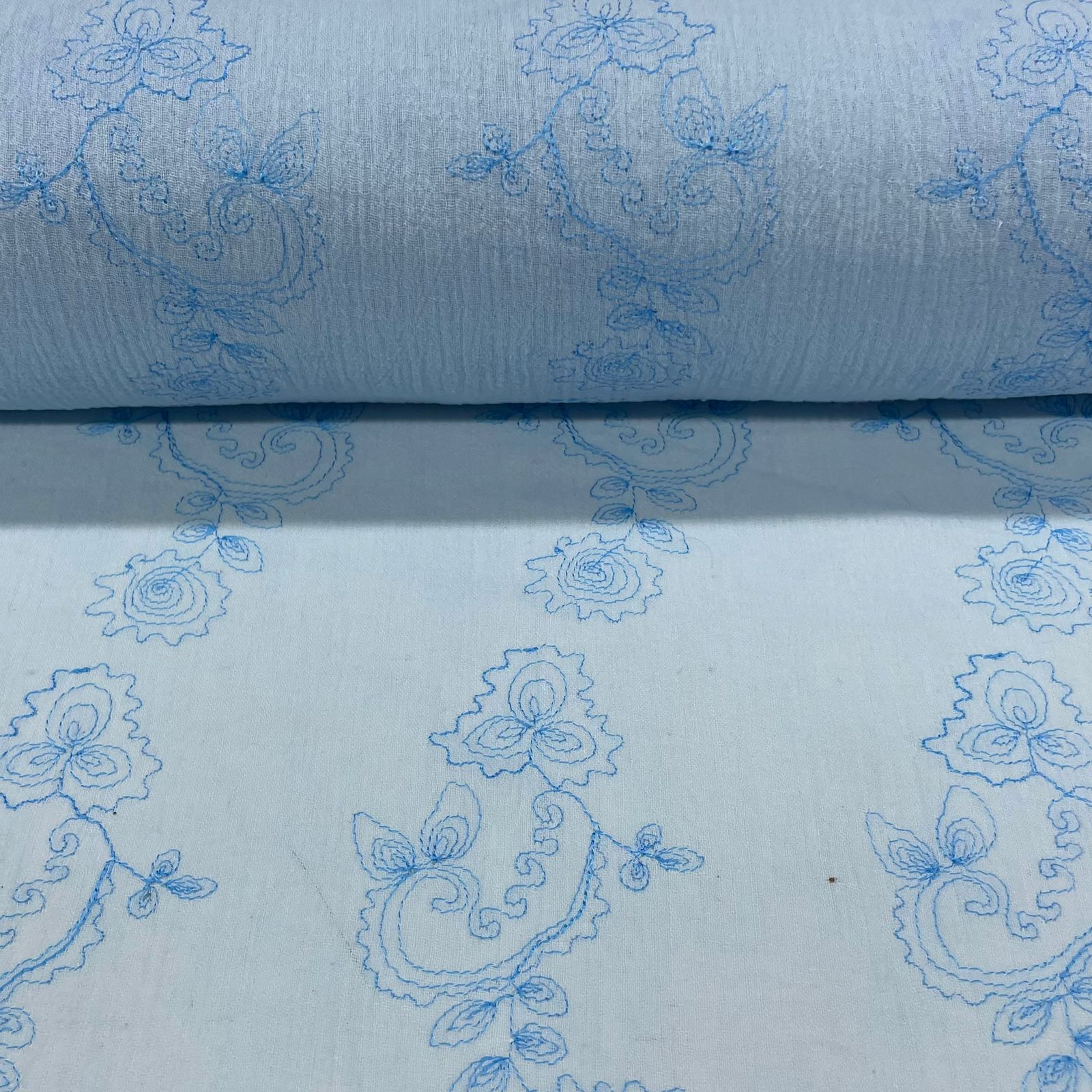 Crepe de Algodão Bordado Azul Sobretom Star DOMINGO