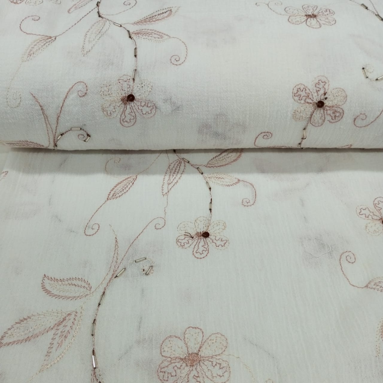 Crepe de Algodão Ramos Branco e Salmão Jasmine DOMINGO