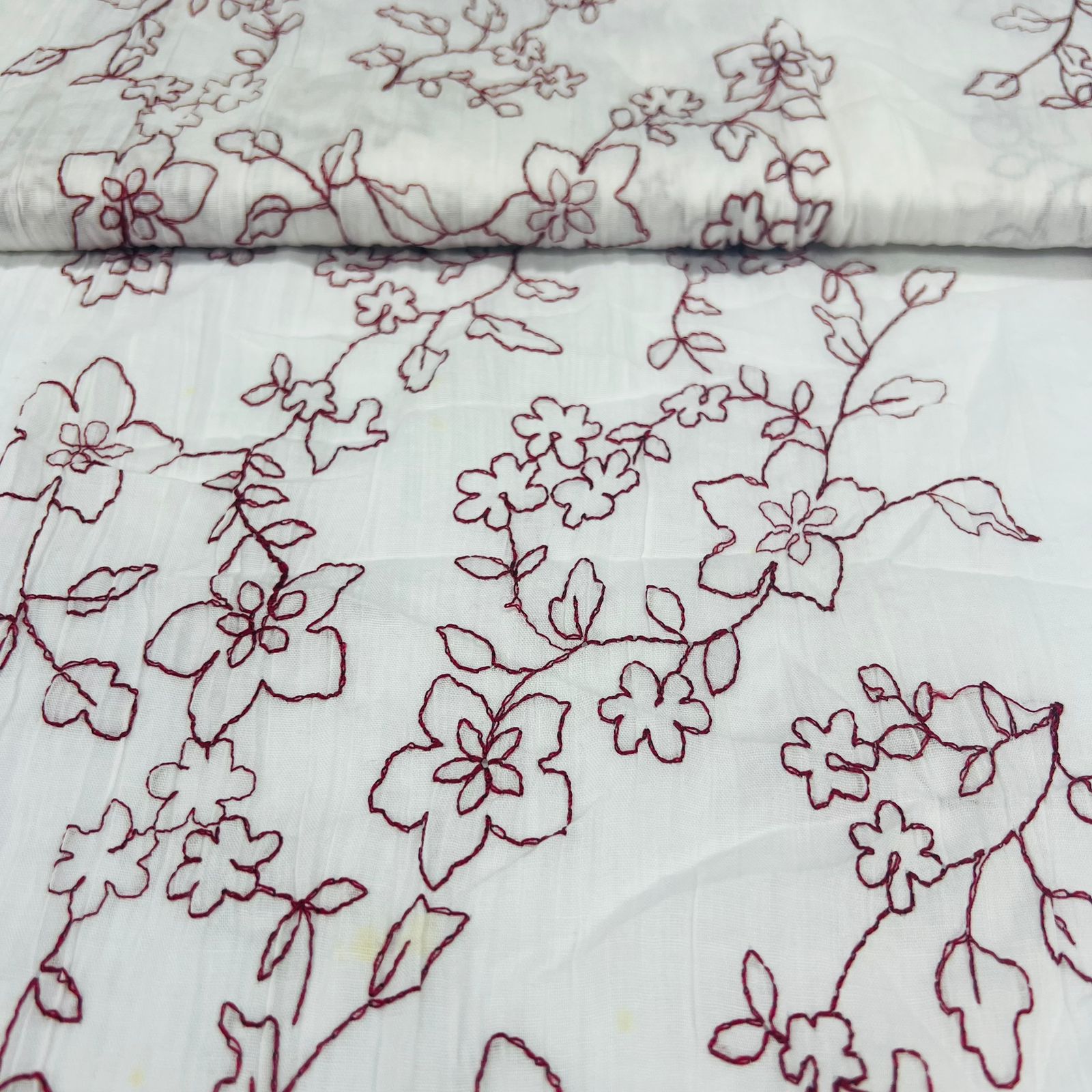 Crepe de Algodão Bordado Vermelho no Branco Garden BLACK