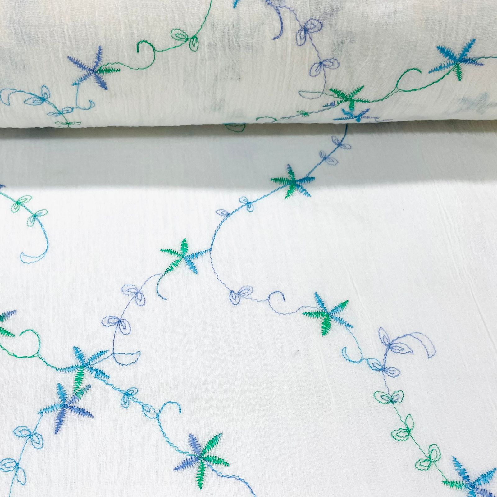 Crepe de Algodão Bordado Raminhos Azul e Verde Star RRR