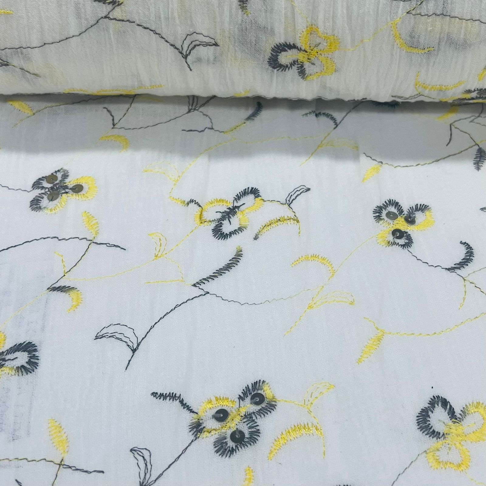 Crepe de Algodão Bordado Lis Branco com Amarelo ESQUENTA