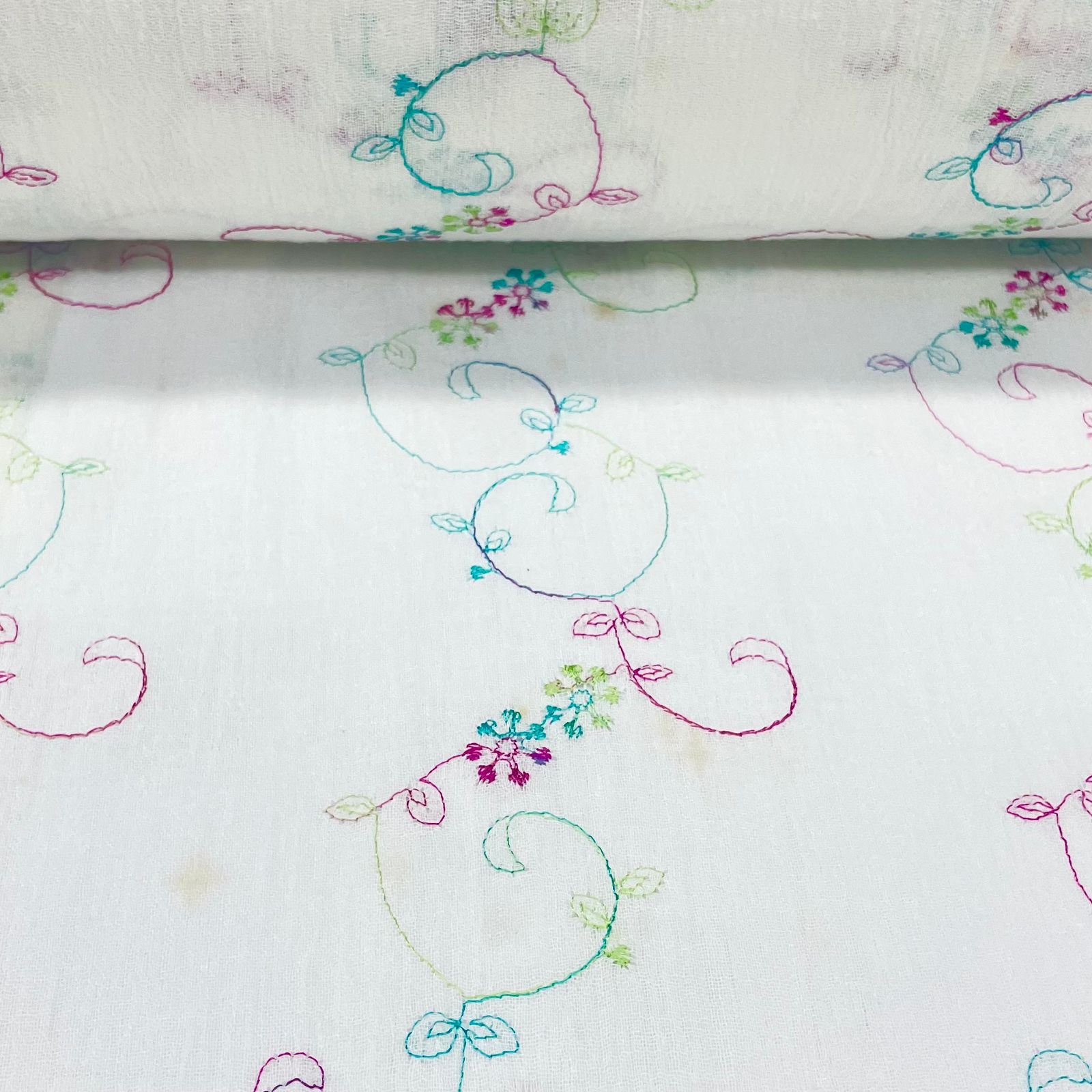 Crepe de Algodão Bordado Colorido Star