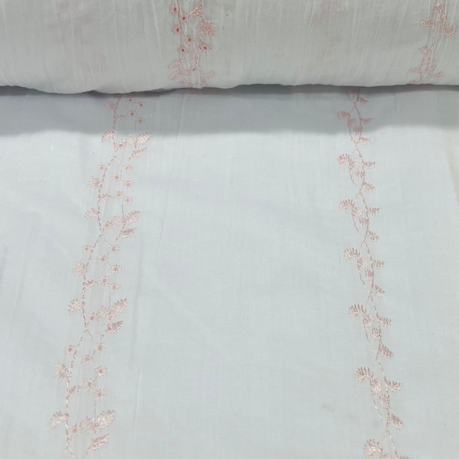 Crepe de Algodão Bordado Raminhos MALUCA