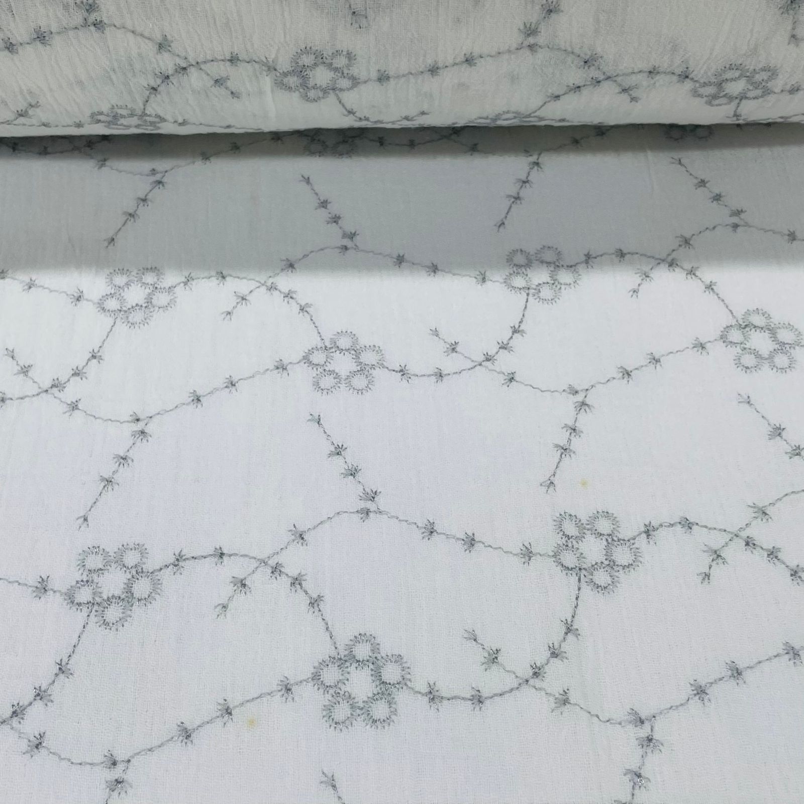 Crepe de Algodão Bordado Branco com Cinza Star RRR