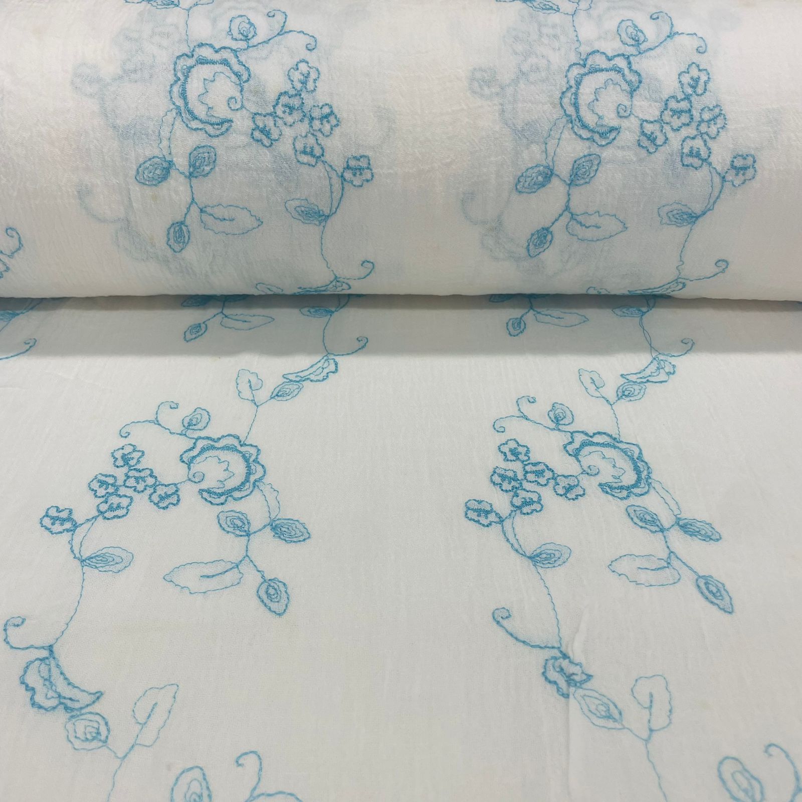 Crepe de Algodão Bordado Branco com Azul Celeste Star TEMPORAL