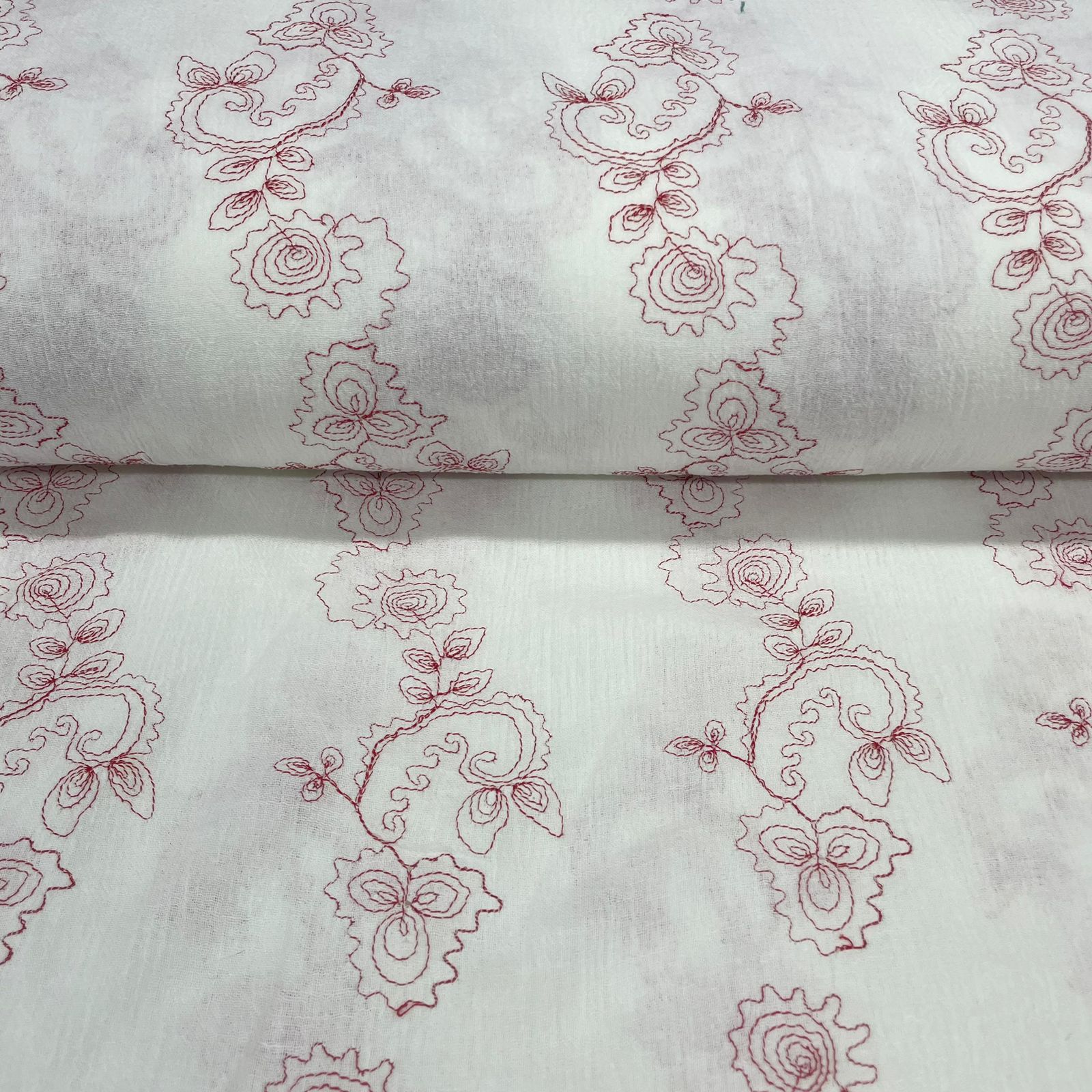 Crepe de Algodão Bordado Branco e Vermelho Star RRR