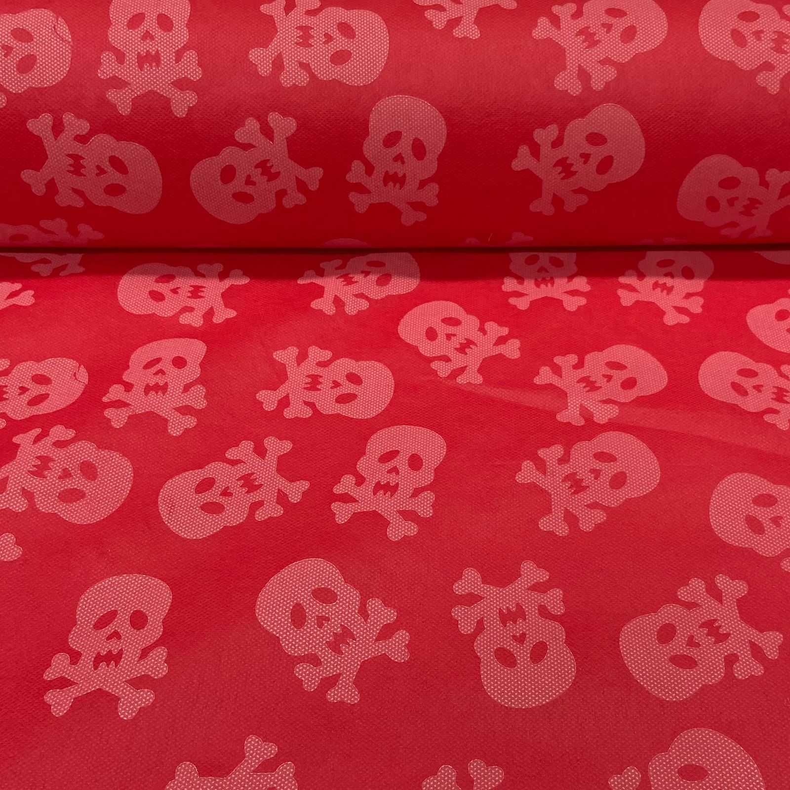 Tecido TNT 40g Caveiras Vermelho