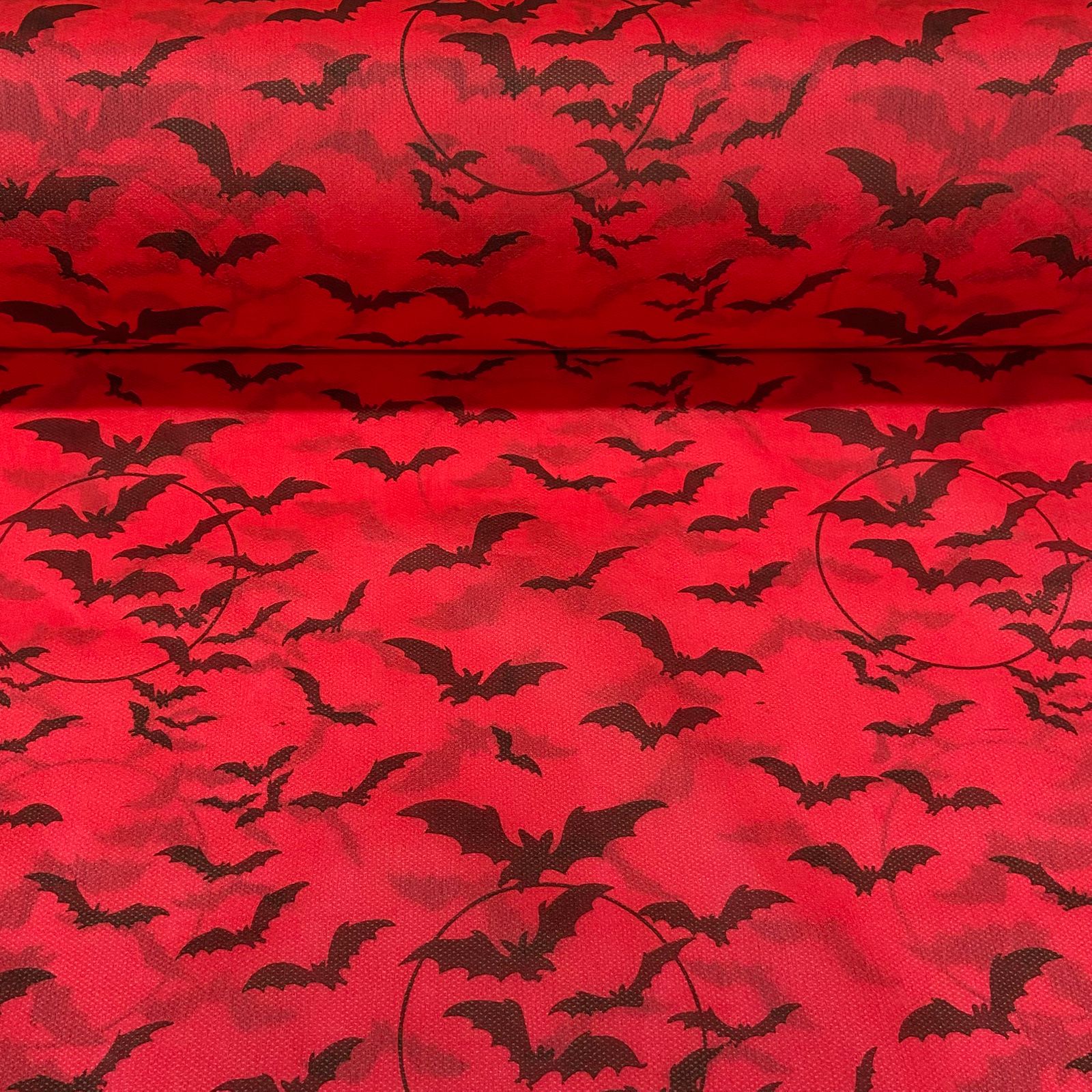 Tecido TNT 40g Morcegos Vermelho 