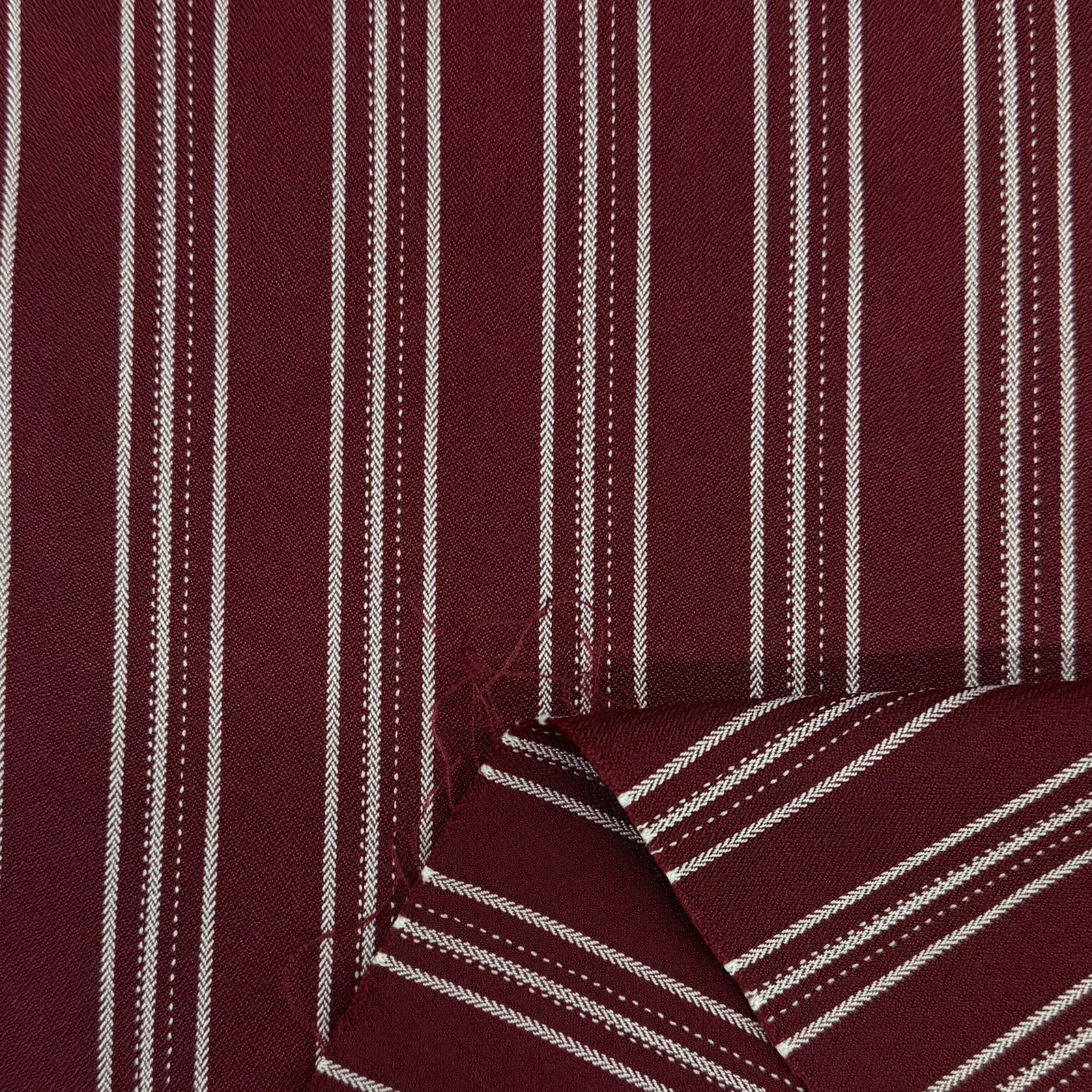 Alfaiataria com Elastano Listrado Vermelho