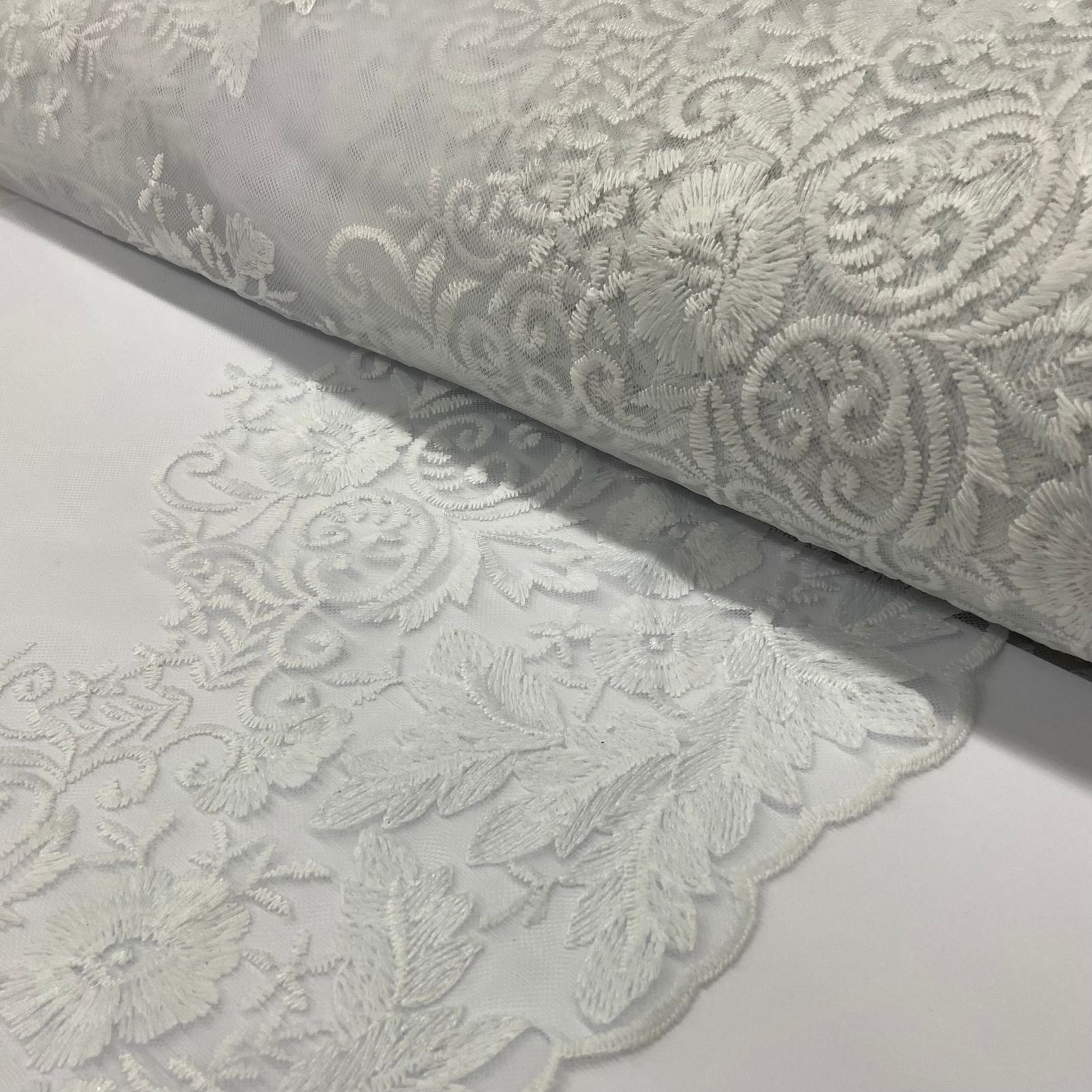 Tule Bordado Flores Belas Branco