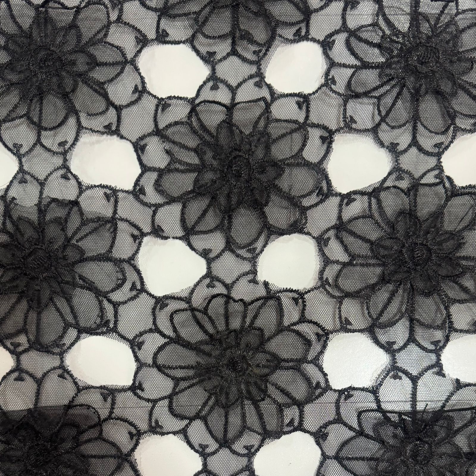 Tule Bordado Flores Pretas Relevo LIVE