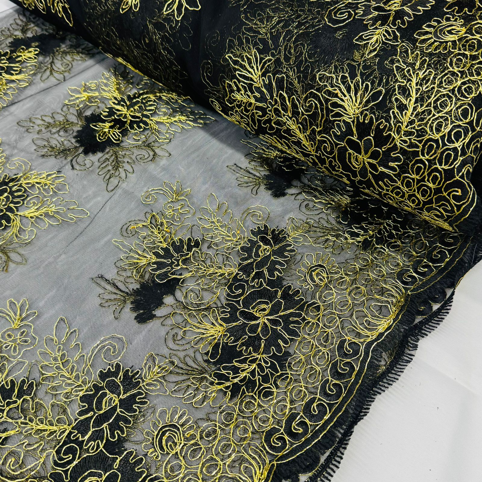 Tule Bordado Preto e Dourado