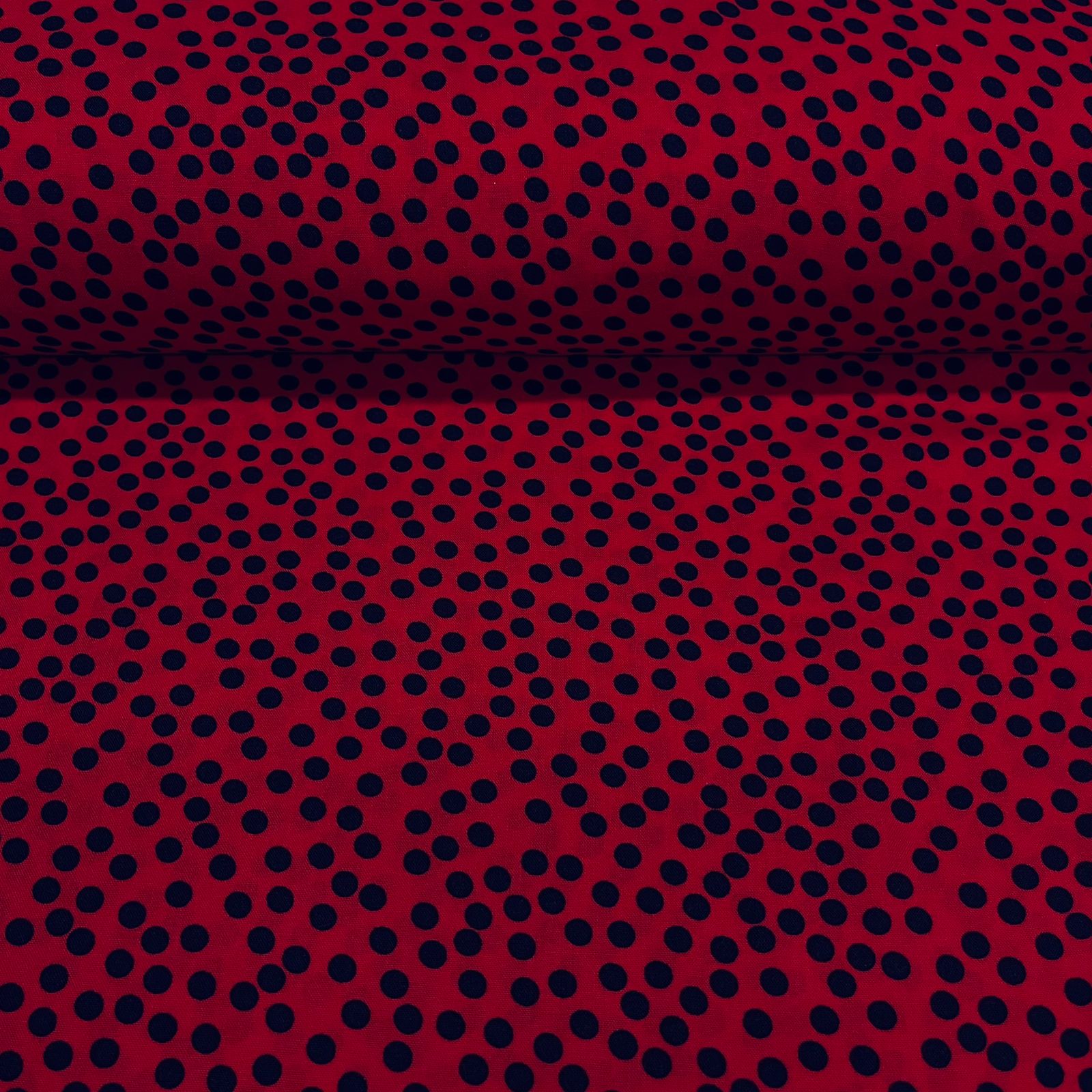 Viscose Bolinhas Marinho no Vermelho Cereja