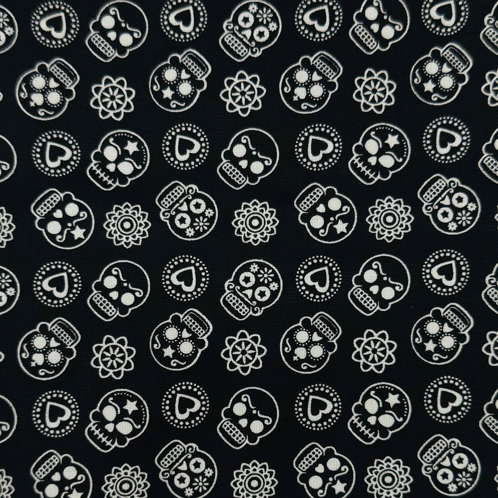 Tricoline Caveiras Fundo Preto