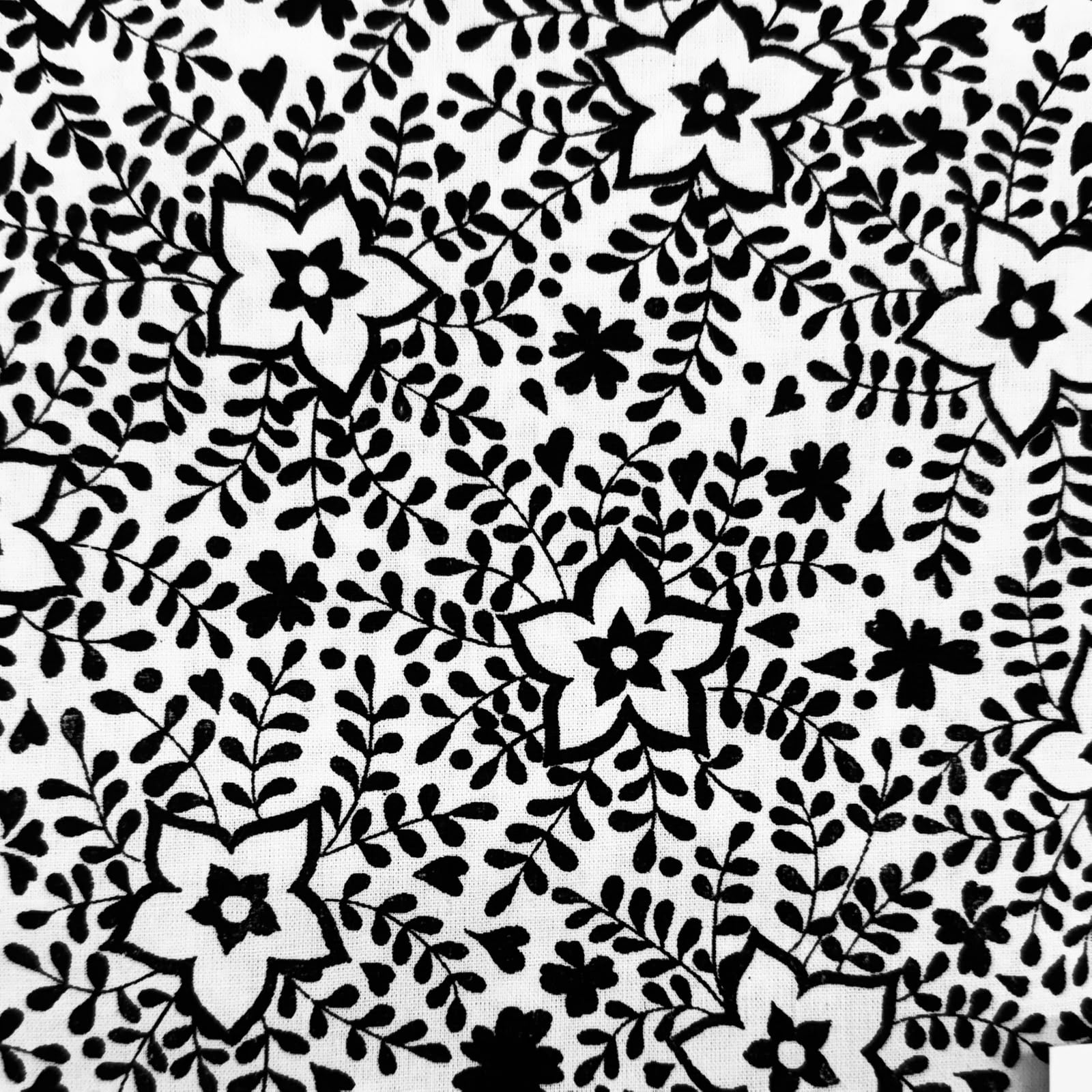Tricoline Floral Minimalista Branco e Preto