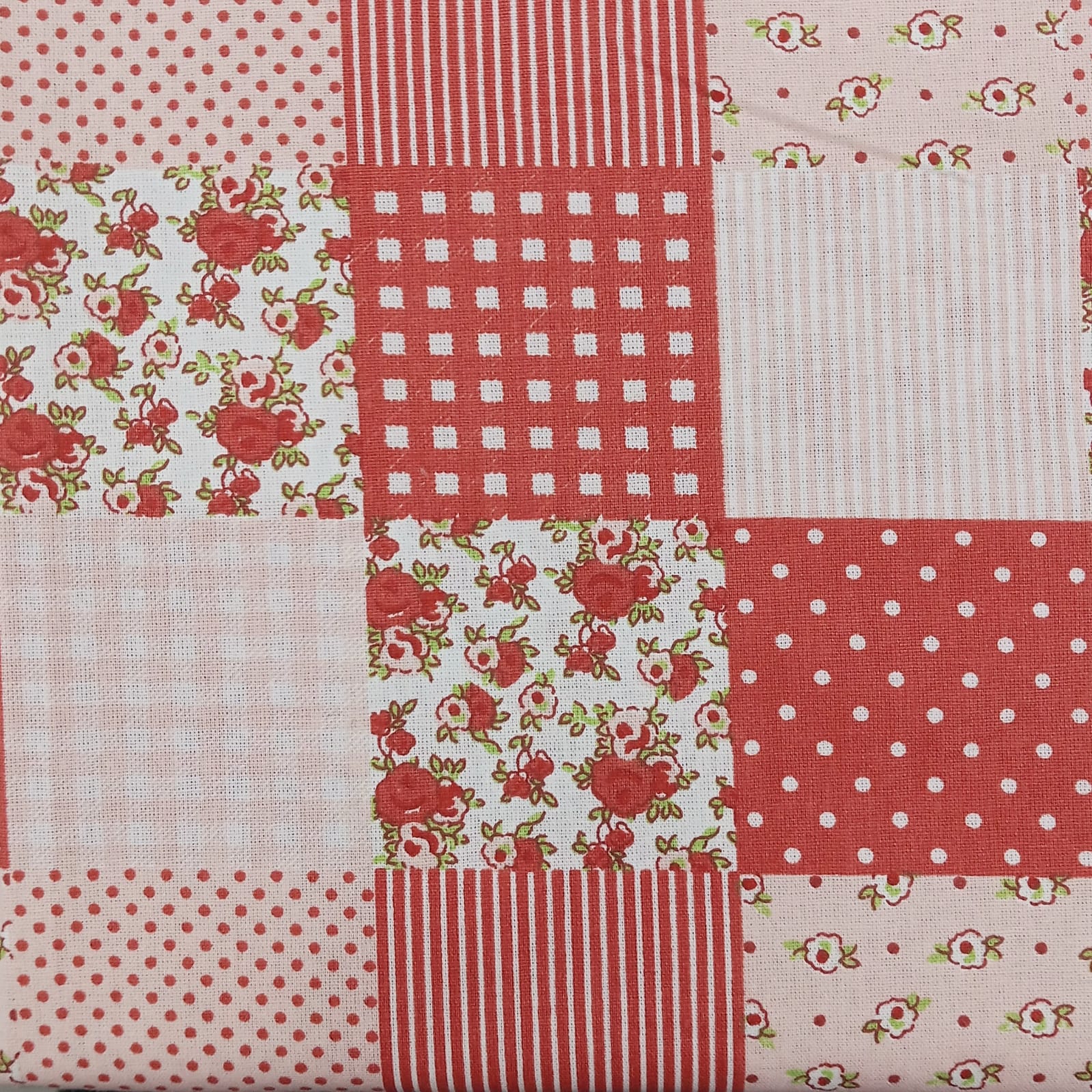 Tricoline Patchwork Floral Vermelho